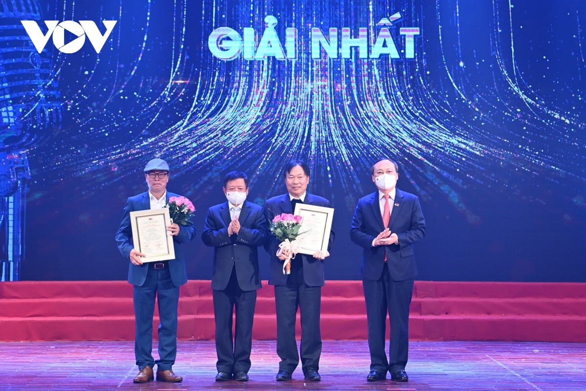 Doanh nhân Lê Tự Minh giành giải Nhất cuộc thi sáng tác ca khúc “Hát lên Việt Nam – Let’s sing Vietnam”