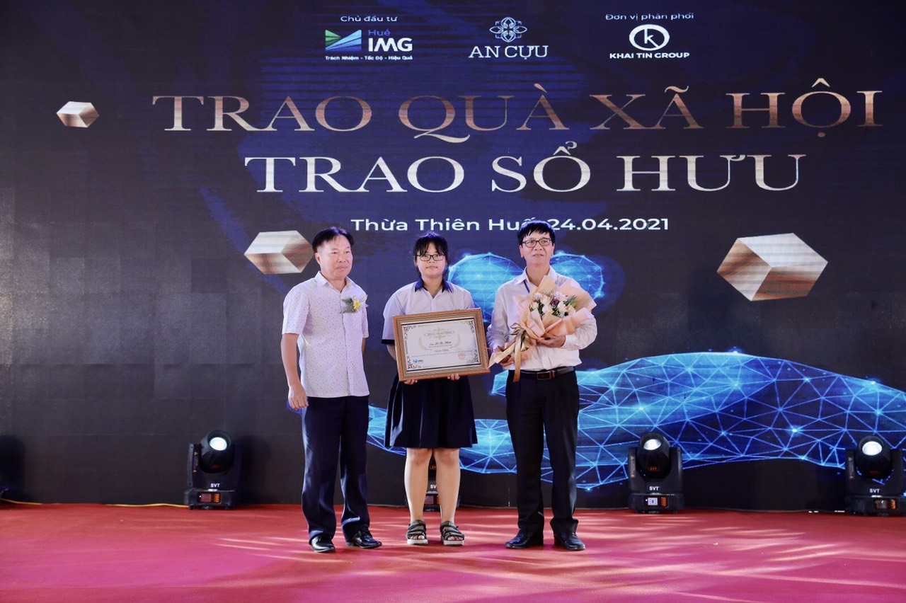 Trao quà cho cán bộ IMG Huế và Trao tặng quỹ hưu trí cá nhân cho Trung tâm hỗ trợ & phát triển tài năng trẻ mồ côi IMG Huế