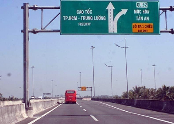 Phí, hạ tầng và lòng dân
